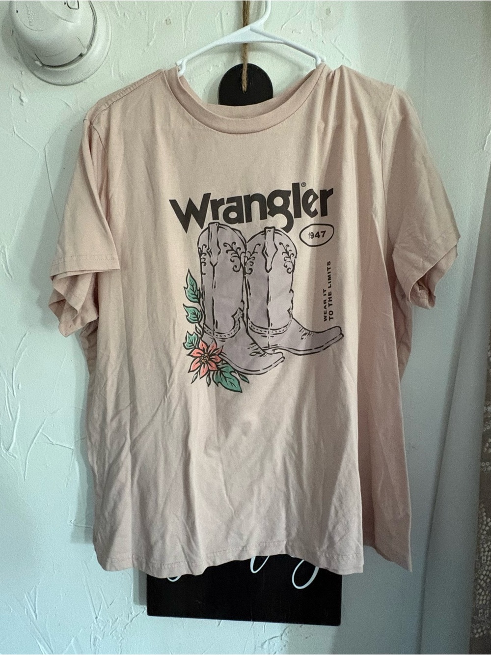 Wrangler Short-Sleeve Graphic Tee in Dusty Pink with Boots